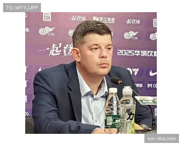 特写:赛后与远征球迷互动,梅州客家主帅米兰·里斯蒂奇眼含热泪